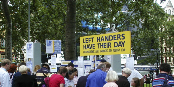 Celebración del día internacional de la zurdera de 2002 en la plaza Leicester, Londres / Wikipedia