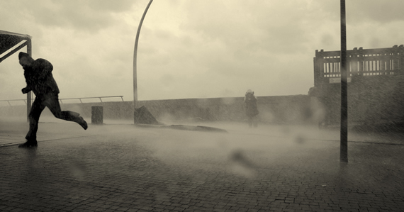 Un hombre intenta escapar de la lluvia y decide correr. GETTY IMAGES