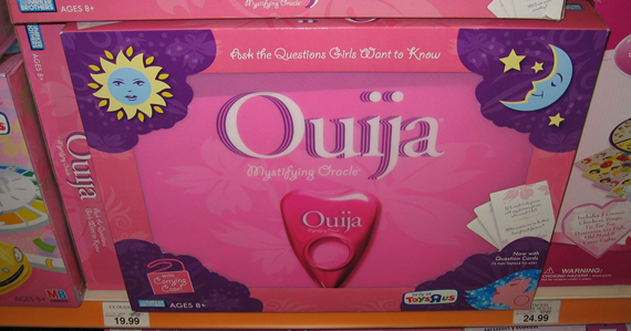 El juego de la Ouija que se comercializa como juego de mesa para niños. TWITTER