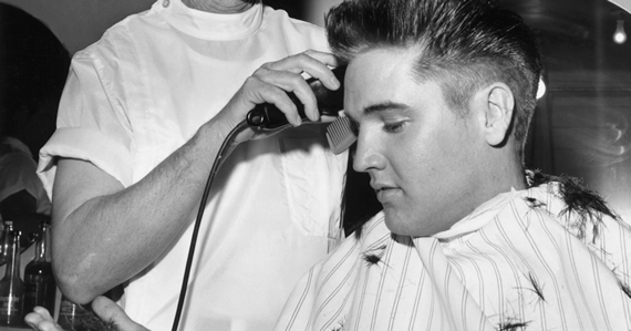 El momento en el que a Elvis le tienen que afeitar la cabeza en el servicio militar. GETTY IMAGES