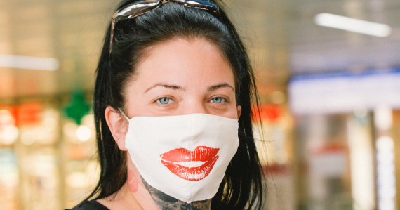 Una mujer usa una mascarilla sonriente en una estación de tren de Dusseldorf. GETTY
