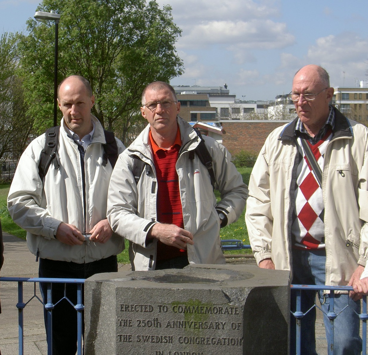 FOTO 8: Reencuentro de los hermanos Jakobsson en Londres para visitar la tumba de Elizabeth Stride. A la derecha del todo observamos a Arne Jakobsson, con quien hemos hablado en CANONICAS