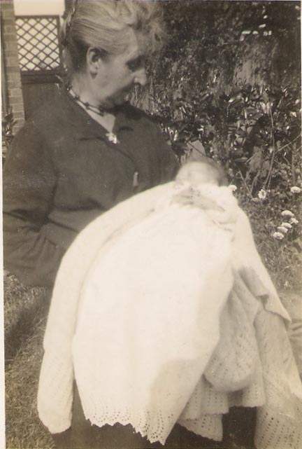 EN EXCLUSIVA. Annie Georgina con su bsnieto 1927